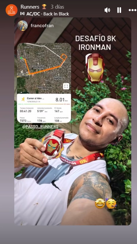 Corredor Passo Runners feliz con su medalla