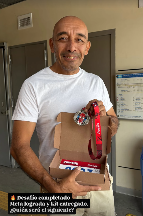 Corredora Passo Runners con su kit