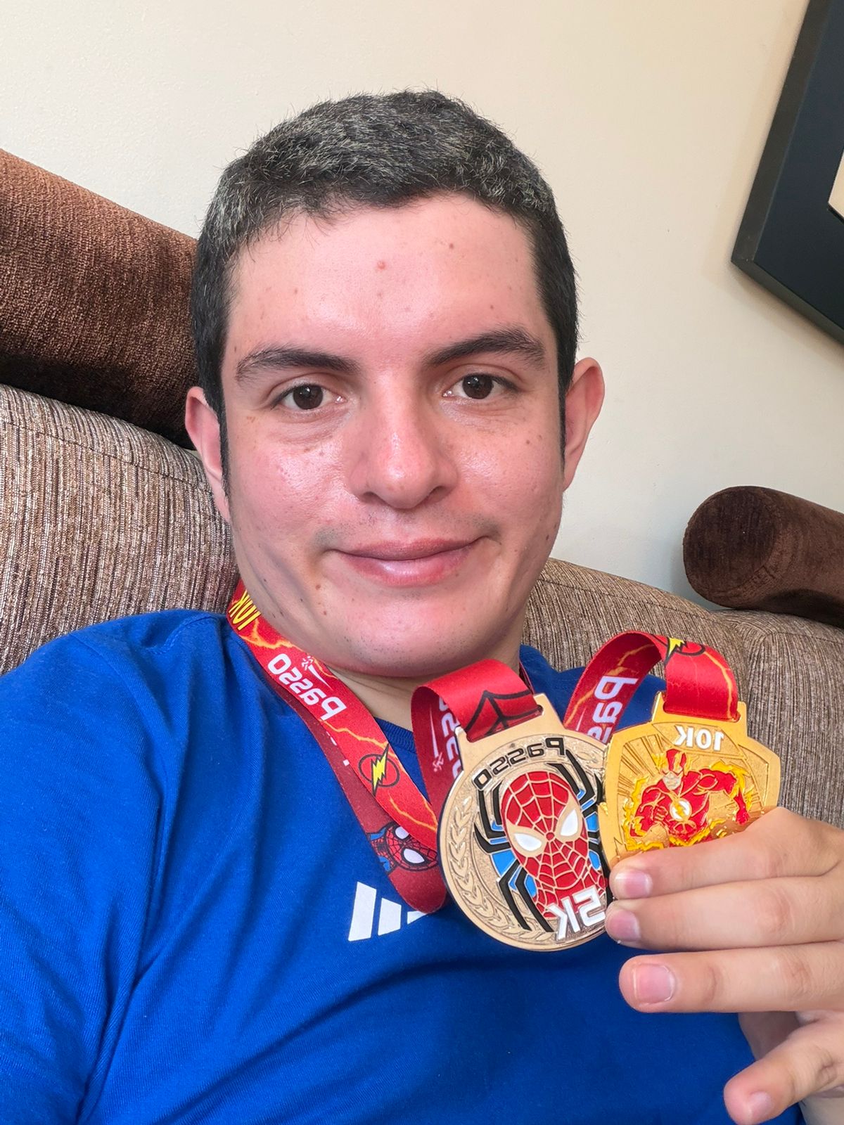 Corredora Passo Runners con su medalla